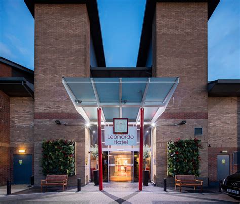The 10 closest hotels to London Heathrow Airport (LHR).